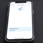Ekran telefonu pokazujący proces logowania do WiFi Intercity